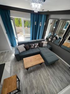 una sala de estar con un sofá y una mesa en Black Horse 24h zameldowanie, en Gdynia 1 foto más