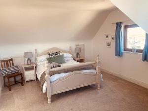 una camera con letto e finestra con tende blu di Wild Atlantic Lodge a Dunfanaghy