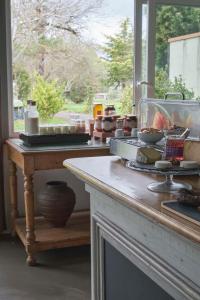 コロミエにあるBest Western Plus Le Canard sur le Toitの食卓付きキッチンカウンター