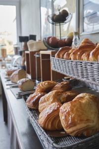 コロミエにあるBest Western Plus Le Canard sur le Toitのパン屋のペストリー +63枚の写真