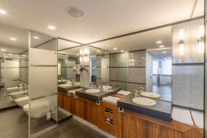 愛爾福特的住宿－埃爾福特麗笙酒店，浴室设有2个水槽和2面镜子