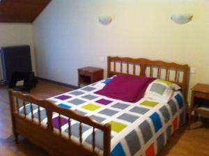 A bed or beds in a room at Auberge Saint Aubin