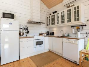 Kuchyň nebo kuchyňský kout v ubytování 7 person holiday home in Løgstør-By Traum