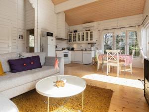 uma sala de estar com um sofá e uma mesa em Holiday home Løgstør IX em Løgstør