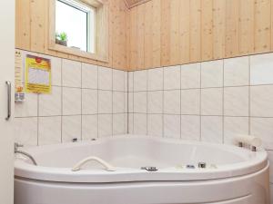 Vonios kambarys apgyvendinimo įstaigoje 8 person holiday home in Fars