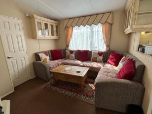 - un salon avec un canapé et une table dans l'établissement Eagle 63, Scratby - California Cliffs, Parkdean, sleeps 6, pet friendly, bed linen and towels included - close to the beach, à Scratby