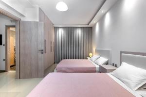 pokój hotelowy z 2 łóżkami i szafą w obiekcie Villa Marina w mieście Jalisos