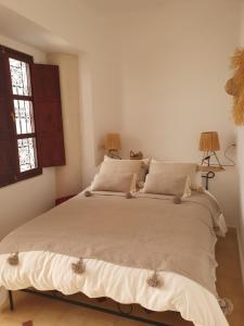 1 dormitorio con 1 cama grande en una habitación en Riad Le Manzil Beldi, en Marrakech