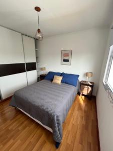 a bedroom with a large bed in a room at Departamento moderno con balcon in Olavarría
