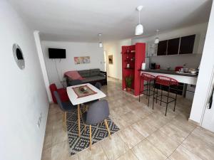 a living room and kitchen with a table and chairs at Departamento moderno con balcon in Olavarría