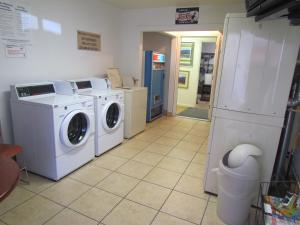 a laundry room with a washer and dryer at True North Motel in Colorado Springs