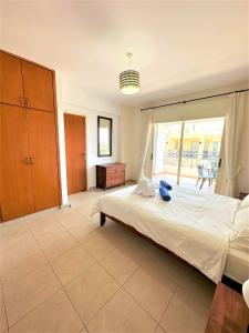 um quarto com uma cama grande e uma janela grande em Berenike Holiday Apartment em Kissonerga