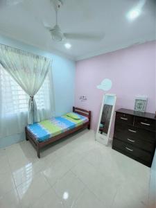 Cama o camas de una habitación en Homestay Anak Mommy