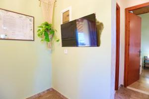 TV a/nebo společenská místnost v ubytování Cochelli Upper Pool Walk to beach AC WiFi