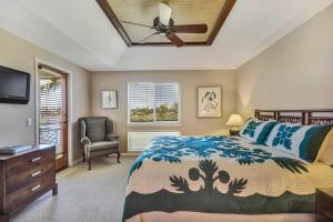 a bedroom with a bed and a ceiling fan at Palm Villas 2 Bed/2 Bath Loft #F22 in Waikoloa