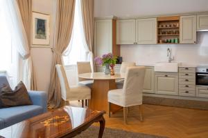 cocina y sala de estar con mesa y sillas en Stilvolles Apartment in zentraler Lage, en Viena