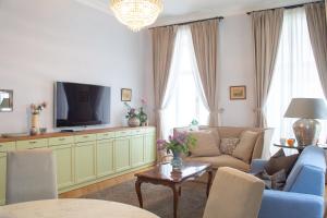 sala de estar con sofá y TV en Stilvolles Apartment in zentraler Lage, en Viena