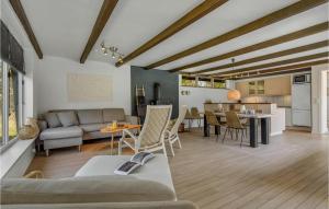 sala de estar con sofá y mesa en Beautiful Home In Rm With Wifi, en Kongsmark