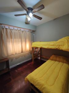 1 dormitorio con 2 camas y ventilador de techo en Tourist Apartment San Telmo en Buenos Aires