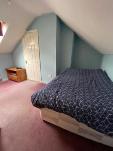 Un pat sau paturi într-o cameră la Remarkable 2-Bed Apartment in Lisselton Kerry