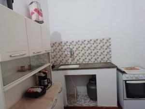 Il comprend une petite cuisine équipée d'un évier et d'une cuisinière. dans l'établissement Casa Lagoa Terraço, à Araruama