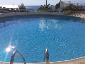 Basen w obiekcie Appartement cosy, superbe vue mer, piscine. lub w pobliżu