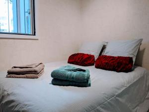 Łóżko lub łóżka w pokoju w obiekcie Appartement cosy, superbe vue mer, piscine.