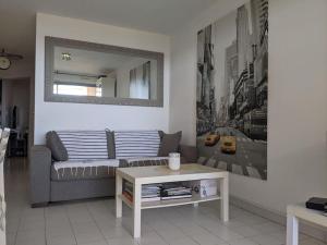 Część wypoczynkowa w obiekcie Appartement cosy, superbe vue mer, piscine.