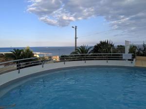Basen w obiekcie Appartement cosy, superbe vue mer, piscine. lub w pobliżu