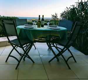 Zdjęcie z galerii obiektu Appartement cosy, superbe vue mer, piscine. w mieście Sète
