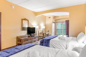 um quarto de hotel com duas camas e uma televisão em Chula Vista Resort #2217 em Wisconsin Dells