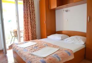 Giường trong phòng chung tại Apartments by the sea Gradac, Makarska - 13681