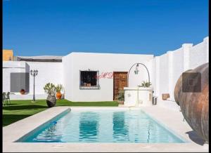 Bazén v ubytovaní Mi Cortijo hotel de playa alebo v jeho blízkosti