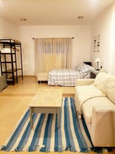 巴拉那的住宿－Monoambiente Urquiza，带沙发和咖啡桌的客厅