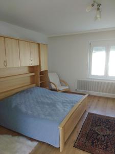 Llit o llits en una habitació de Gästehaus Josef Lang