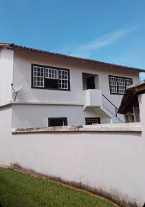 a white house with a white wall at Pousada Sierra in Tiradentes