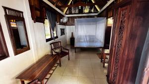 um corredor com um banco de madeira e uma janela em HAPPY DIVE RETREAT fka Ankermi Happy Dive em Hitokalak