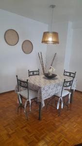 een eettafel met 4 stoelen en een lamp bij RECOLETA BS AS in Buenos Aires