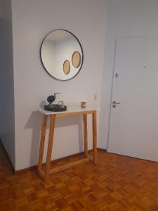 een kleine tafel met een spiegel aan de muur bij RECOLETA BS AS in Buenos Aires