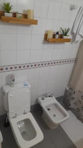 een badkamer met een toilet en een bidet bij RECOLETA BS AS in Buenos Aires