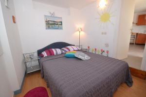 Un dormitorio con una cama gris con almohadas. en Apartments with a parking space Murvica, Brac - 20190 en Bol