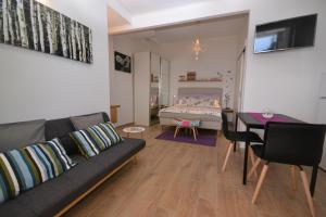 sala de estar con sofá, mesa y cama en Apartments with a parking space Murvica, Brac - 20190 en Bol