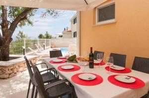 Balkón nebo terasa v ubytování Family friendly house with a swimming pool Skrip, Brac - 20897