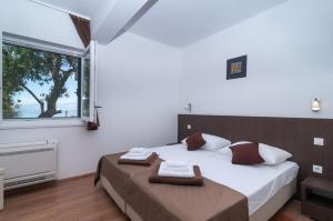 Postel nebo postele na pokoji v ubytování Family friendly house with a swimming pool Skrip, Brac - 20897