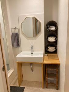 福岡的住宿－博多雲端分享旅館 1，一间带水槽和镜子的浴室