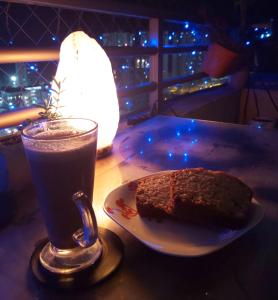 um prato com um pedaço de pão e uma bebida na mesa em Habitación frente al mar em Iquique