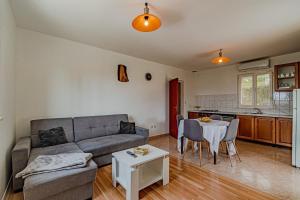 - un salon avec un canapé et une table dans l'établissement Holiday house with a parking space Zrnovo, Korcula - 21067, à Žrnovo