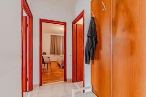 un couloir avec une porte menant à une chambre dans l'établissement Holiday house with a parking space Zrnovo, Korcula - 21067, à Žrnovo