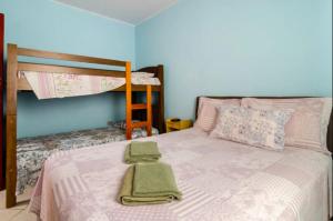 a bedroom with a bed with two bunk beds at Casa da Cidinha in Extrema