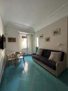 una sala de estar con un sofá y una mesa en De Riso Apartments Luxury Amalfi Coast, en Minori